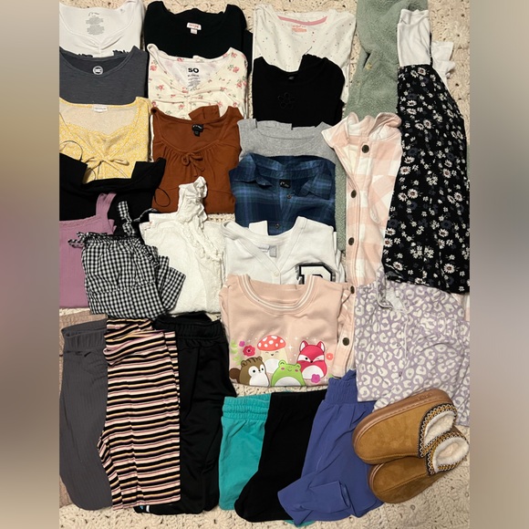 GIANT LOT OF TWEEN/TEEN GIRLS CLOTHING! - Picture 2 of 3